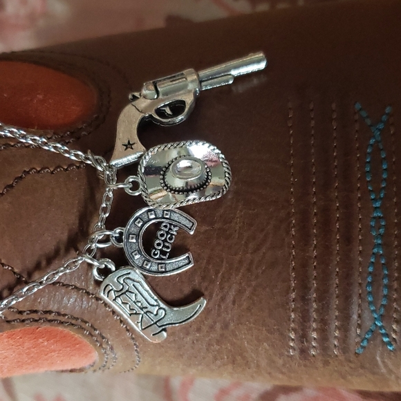 Cowgirl Necklace. Western Pistol Cowgirl Boots Cowgirl Hat Vaquero Vaquera Horse - Picture 17 of 17